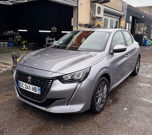 NETTOYAGE D'ENTRETIENT SUR PEUGEOT 208 À CORBAS LYON PROCHE VENISSIEUX