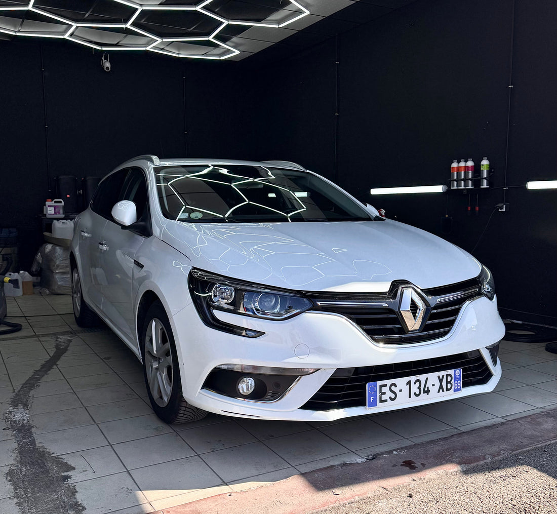 DETAILING INTERIEUR COMPLET POUR VENTE SUR RENAULT MEGANE À CORBAS LYON RHONE-ALPES PROCHE SUR LYONNAIS