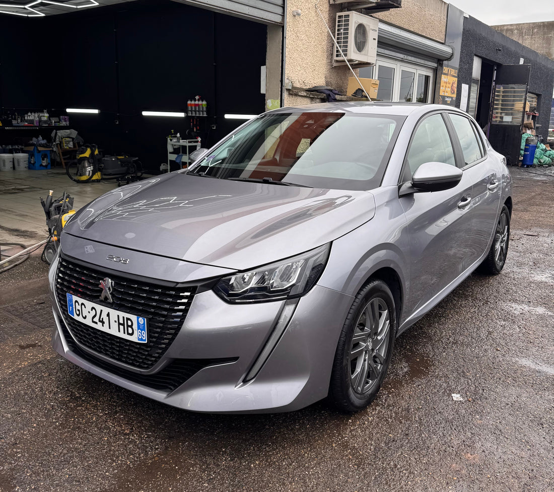 NETTOYAGE D'ENTRETIENT SUR PEUGEOT 208 À CORBAS LYON PROCHE VENISSIEUX