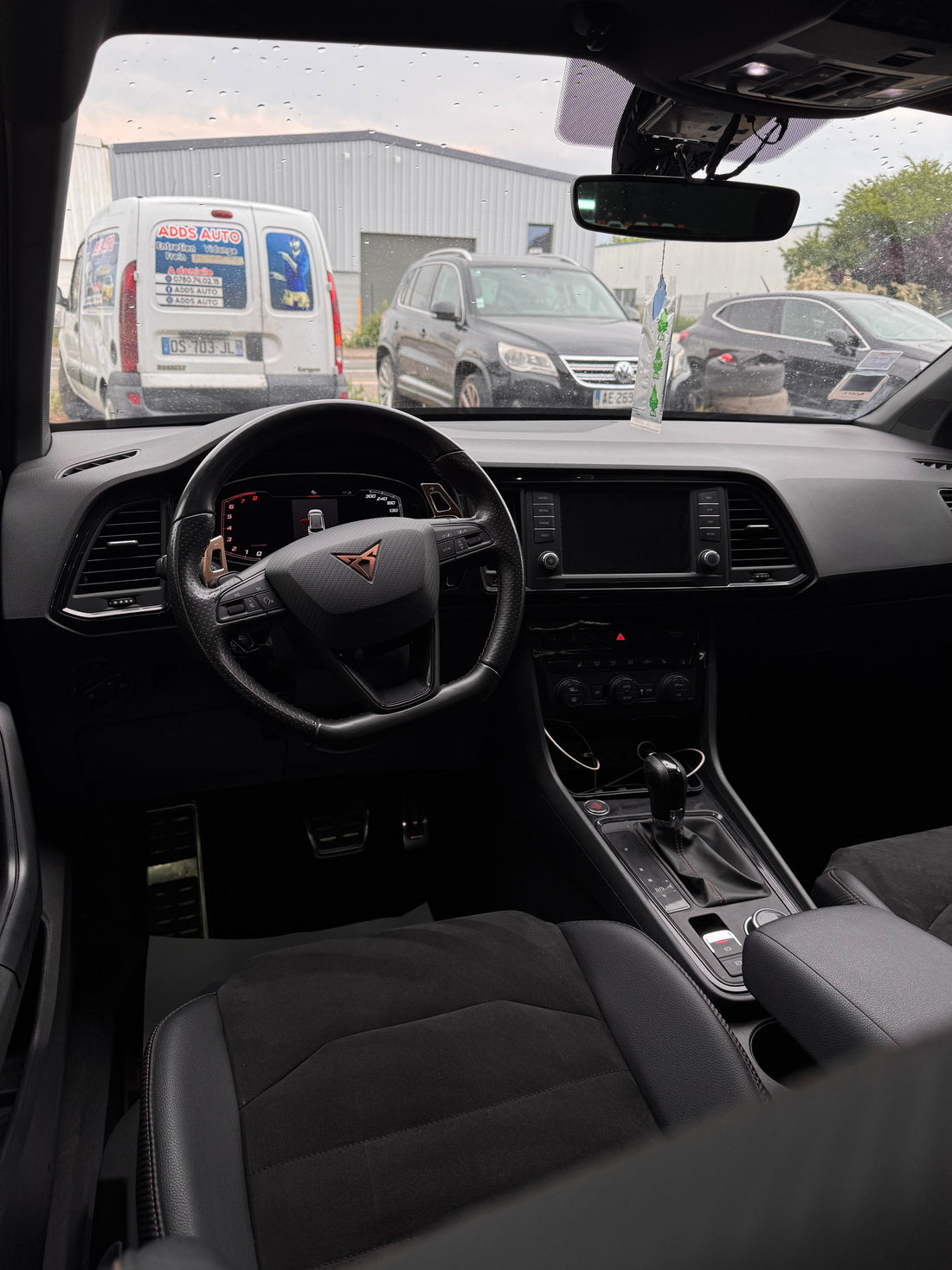 NETTOYAGE D'ENTRETIENT SUR CUPRA ATECA AVEC SERVICE VOITURIER À CORBAS LYON RHONE-ALPES PROCHE ISÈRE